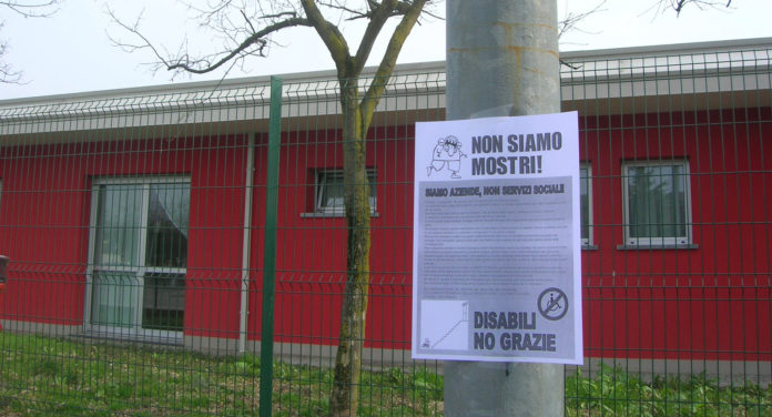 CERNUSCO SUL NAVIGLIO - Volantino contro disabili in azienda davanti al Centro Diurno Disabili