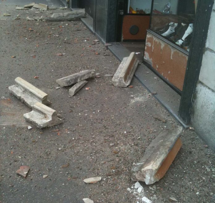 CERNUSCO SUL NAVIGLIO - Cade cornicione in via IV Novembre