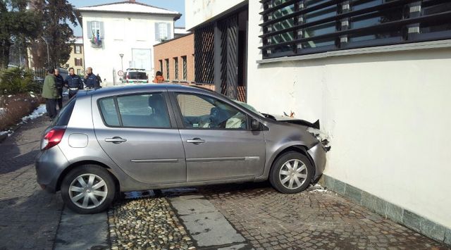 auto sfonda scuola carugate