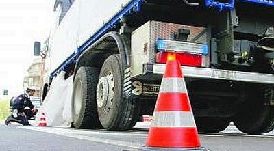 incidente pedone investito camion