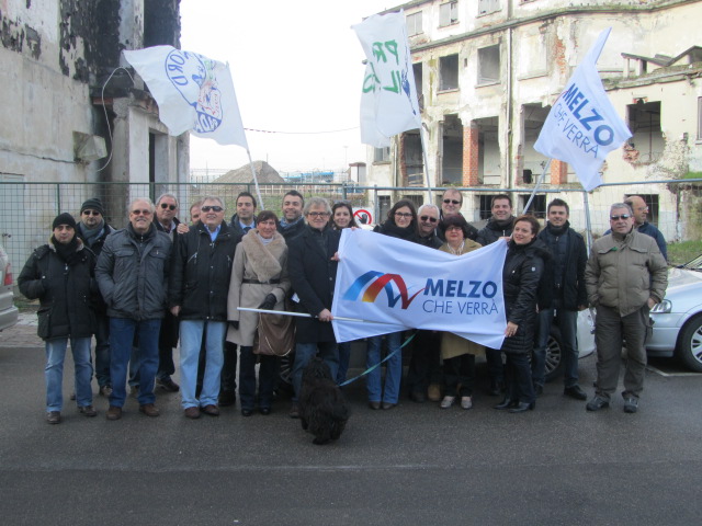 Martina Emisfero circondata dai sostenitori di Melzo che Verrà