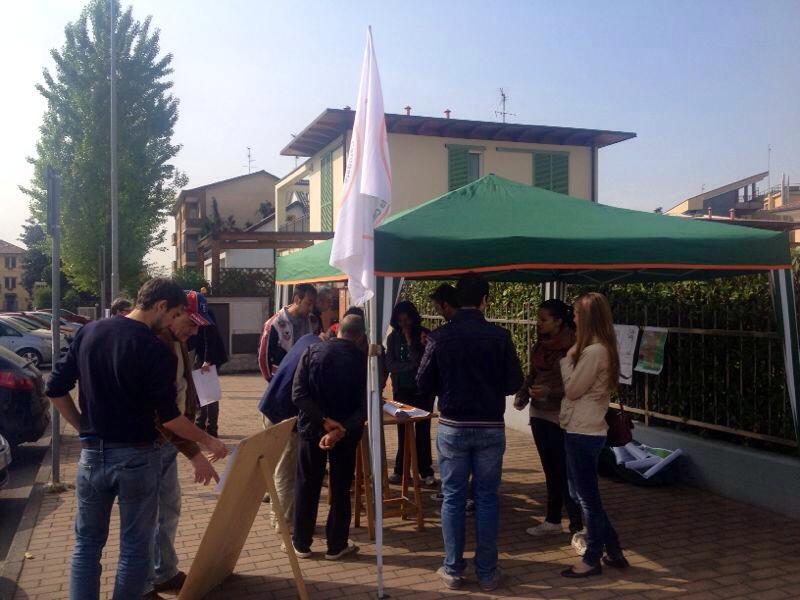 Un momento del banchetto informativo di Sabato