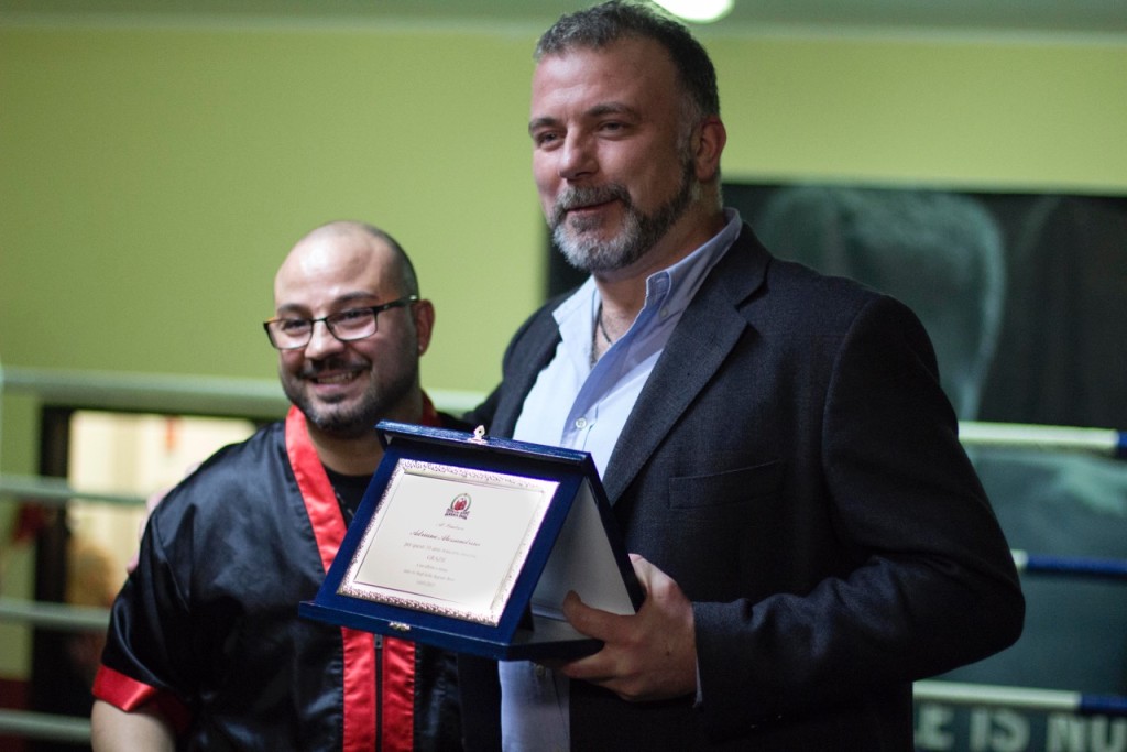 Foto di copertina di Edgar Vannelli, Adriano Alessandrini, Sindaco di Segrate, premiato dal Tecnico Gianluca Mulas.