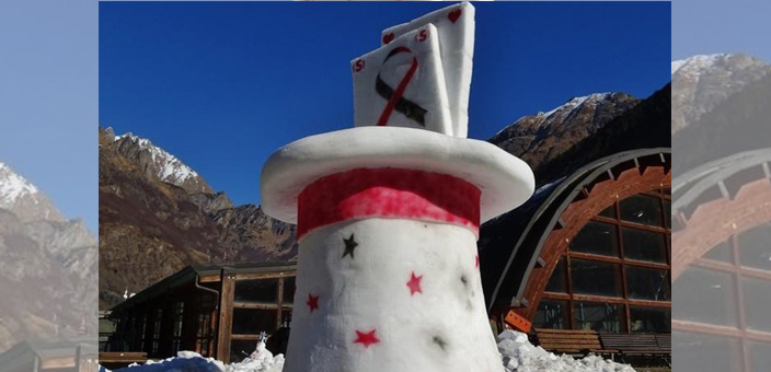 CARUGATE NON DI SOLO LEGNO VIVE LO SCULTORE. L’OLMO D’ORO ALLE PRESE CON LA NEVE