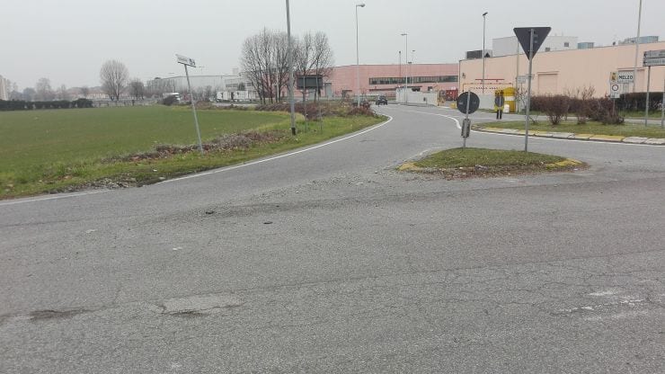 Buche come crateri a Melzo. Buca in Via Lussemburgo a Melzo. Buche come crateri a Melzo. Buca in Via Lussemburgo a Melzo.