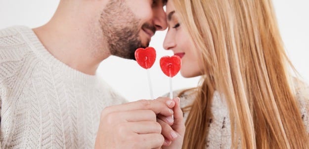 coppia-di-innamorati-mostrando-lecca-lecca_23-2147737356