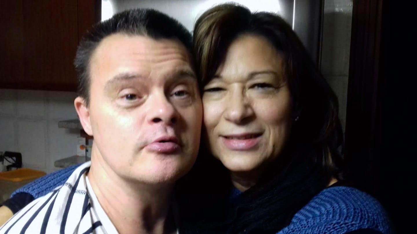 Angelo insieme a Michela, la sorella che si occupa di lui