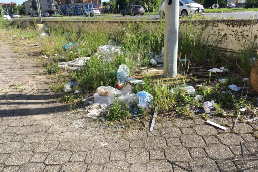 Rifiuti al Mercatone Uno di Pessano