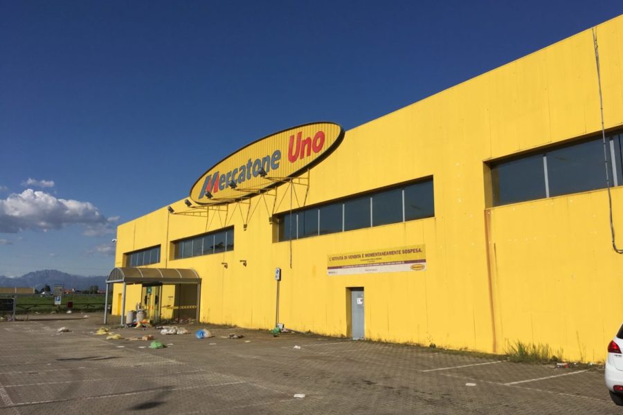 Rifiuti al Mercatone Uno di Pessano
