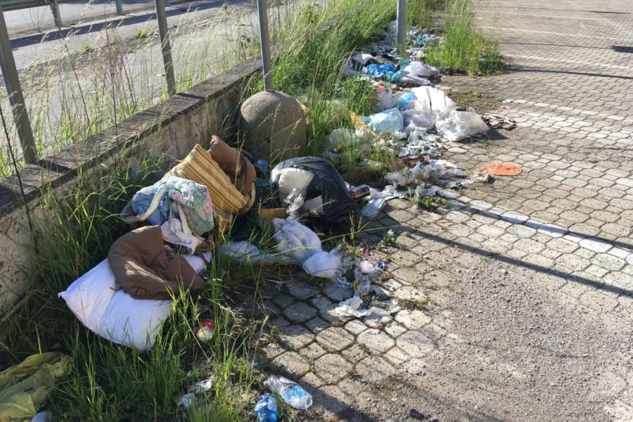 Rifiuti al Mercatone Uno di Pessano