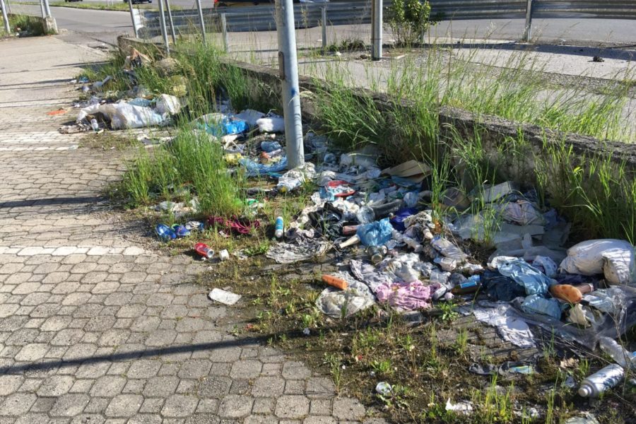 Rifiuti al Mercatone Uno di Pessano