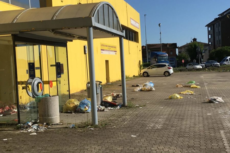 Rifiuti al Mercatone Uno di Pessano