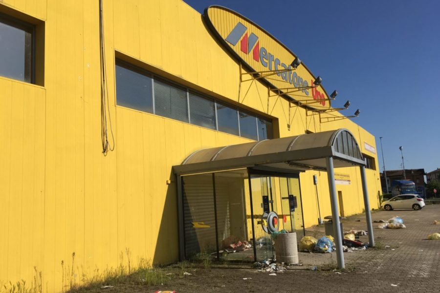 Rifiuti al Mercatone Uno di Pessano