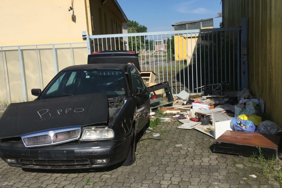 Rifiuti al Mercatone Uno di Pessano