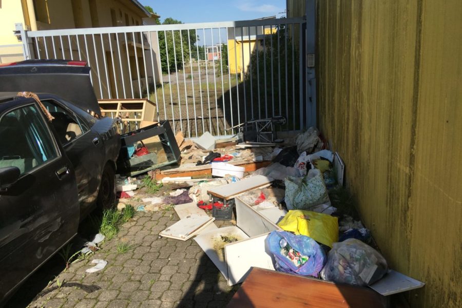 Rifiuti al Mercatone Uno di Pessano