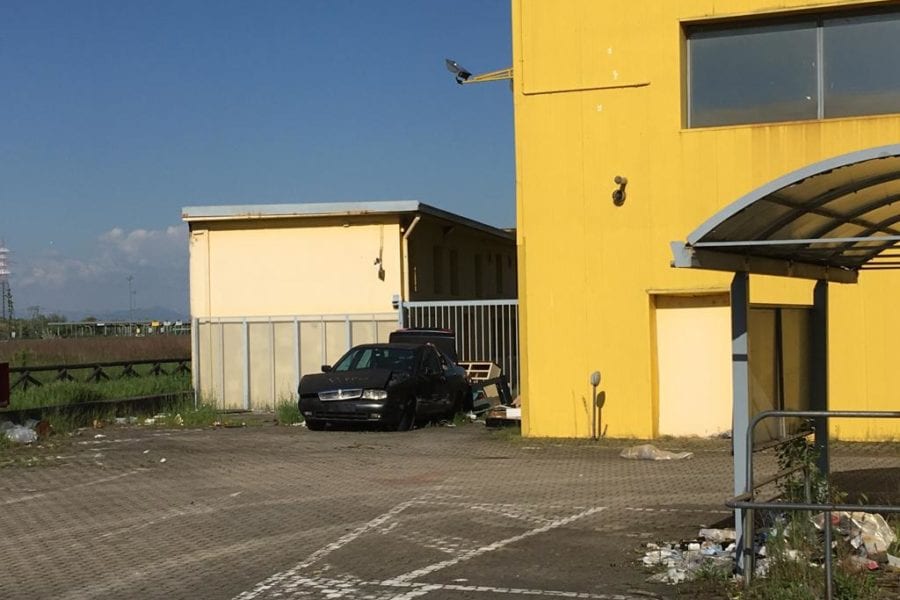 Rifiuti al Mercatone Uno di Pessano