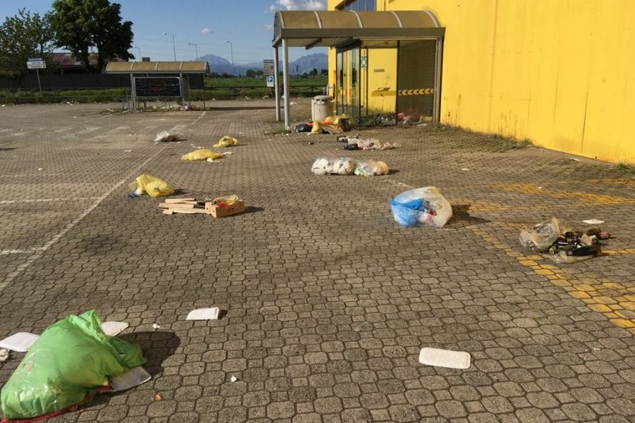 Rifiuti al Mercatone Uno di Pessano