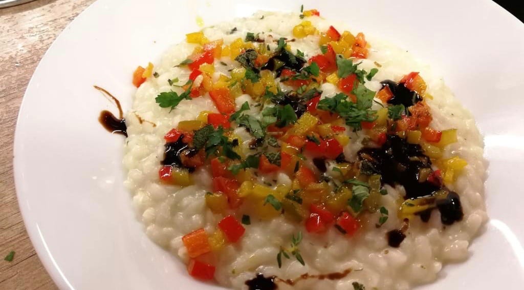 Ricette estive: risotto alle erbe, coriandoli di peperoni e caprino