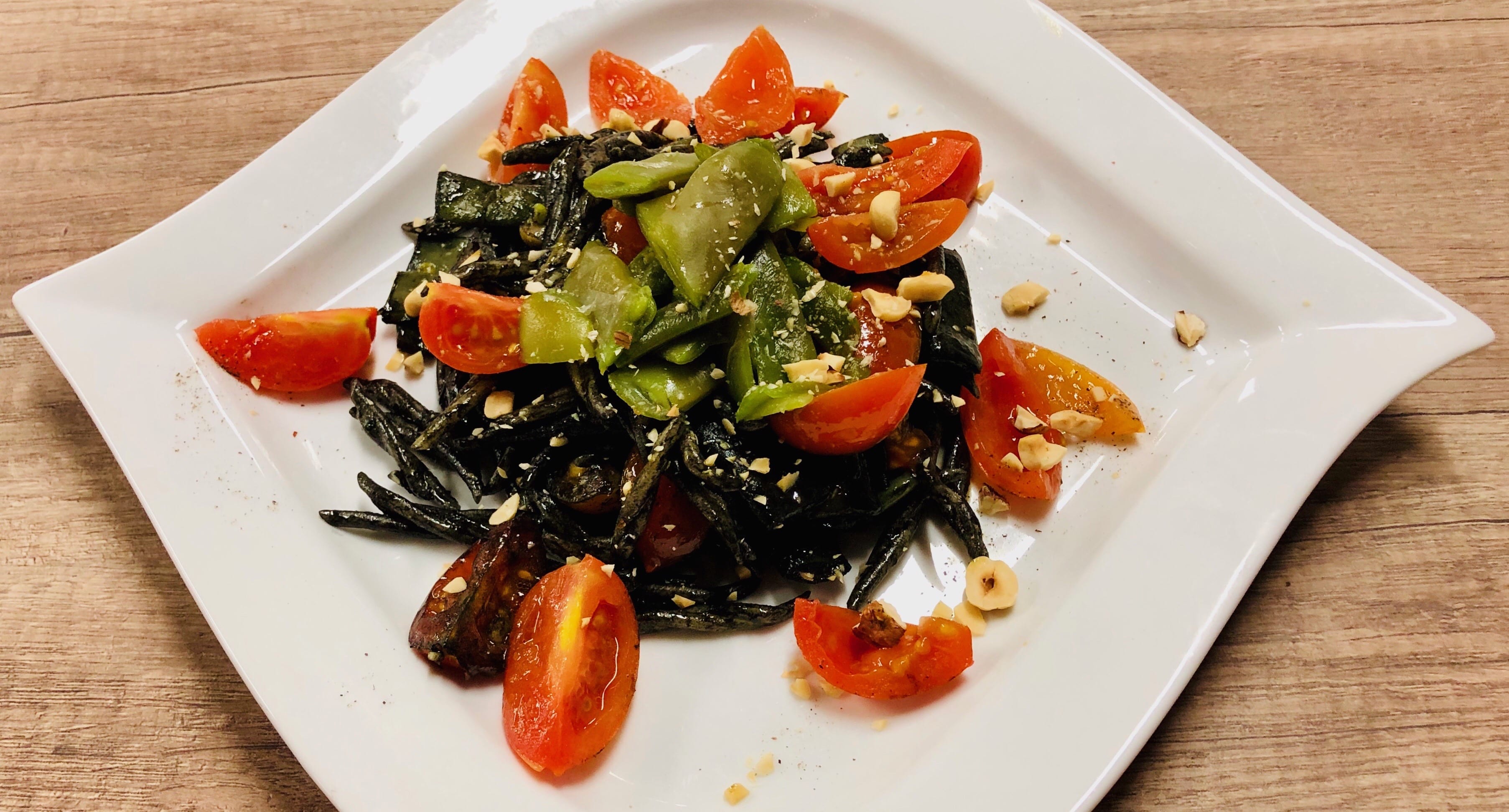 Ricette estive: insalata di trofie, taccole e colatura di alici al nero di seppia