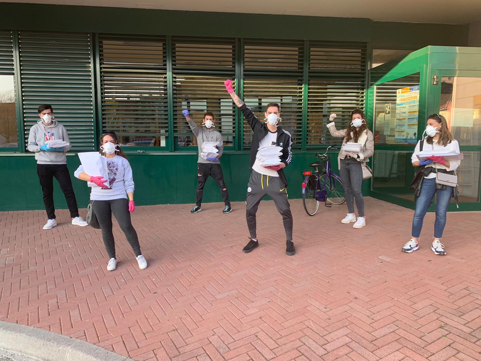 ragazzi biblioteca gruppo