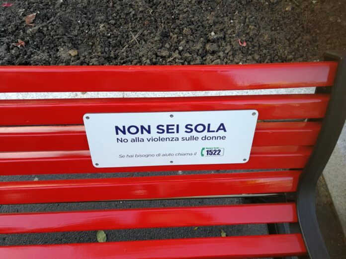 La panchina rossa posizionata in via Giambologna a Pioltello