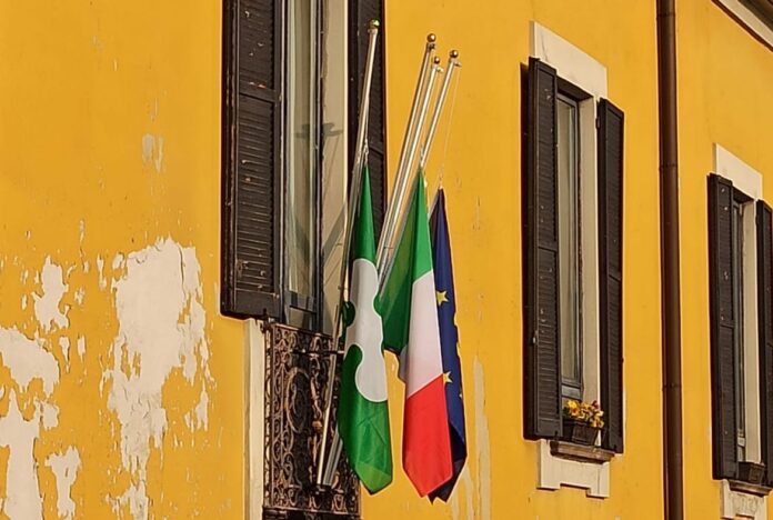 Bandiere a mezz'asta