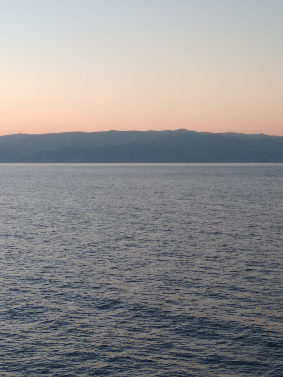 simona nicola - in crociera al tramonto di fronte alla calabria