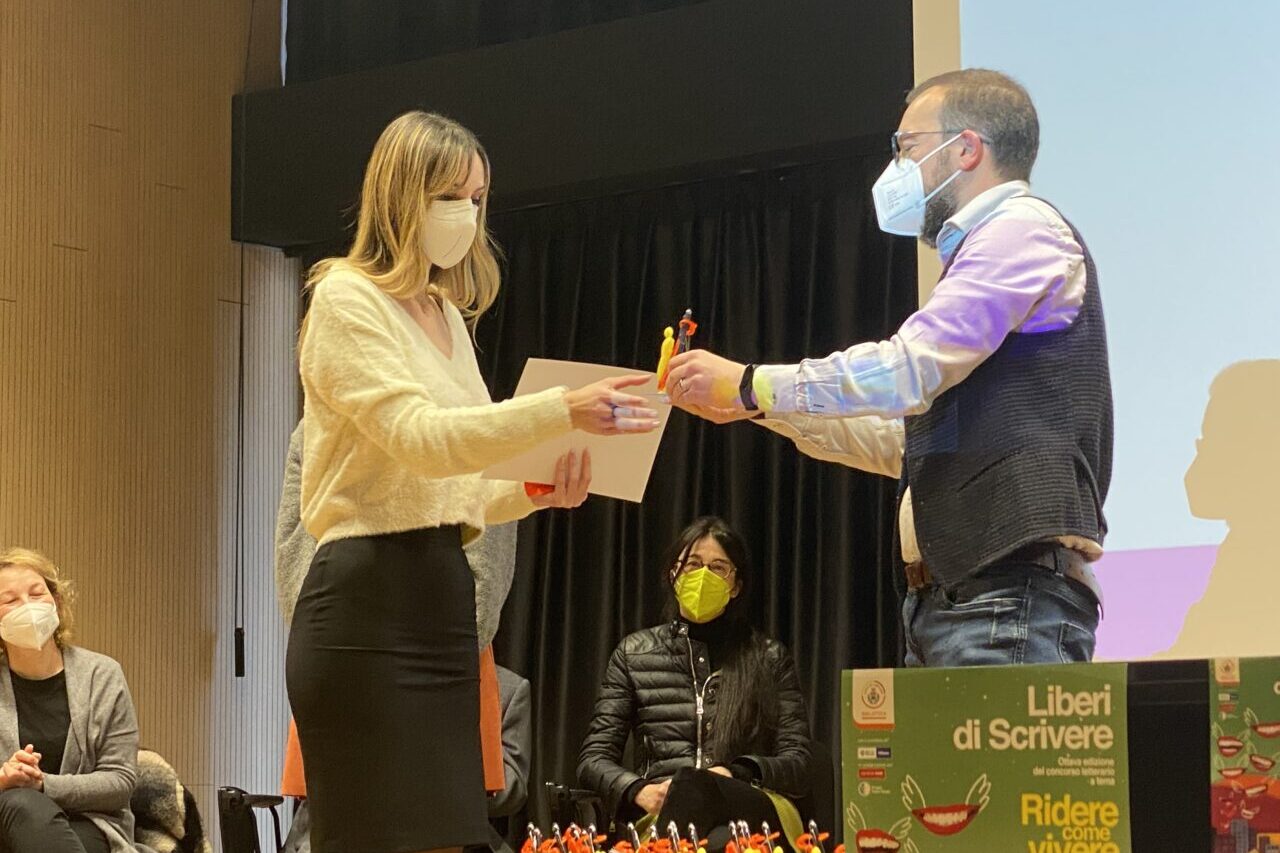 Corrado Alberti consegna il premio speciale dedicato a Cristina Borgonovo e Elsa Badinu per il racconto Le ali della farfalla