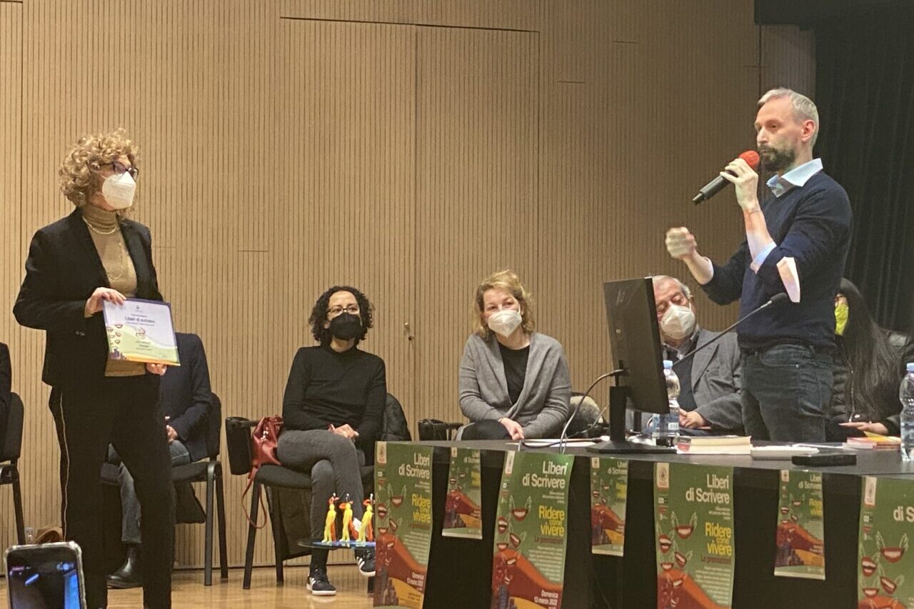 Daniela Quadri, prima classificata con il racconto Patuljak, premiata dallo scrittore e presidente della giuria Federico Baccomo