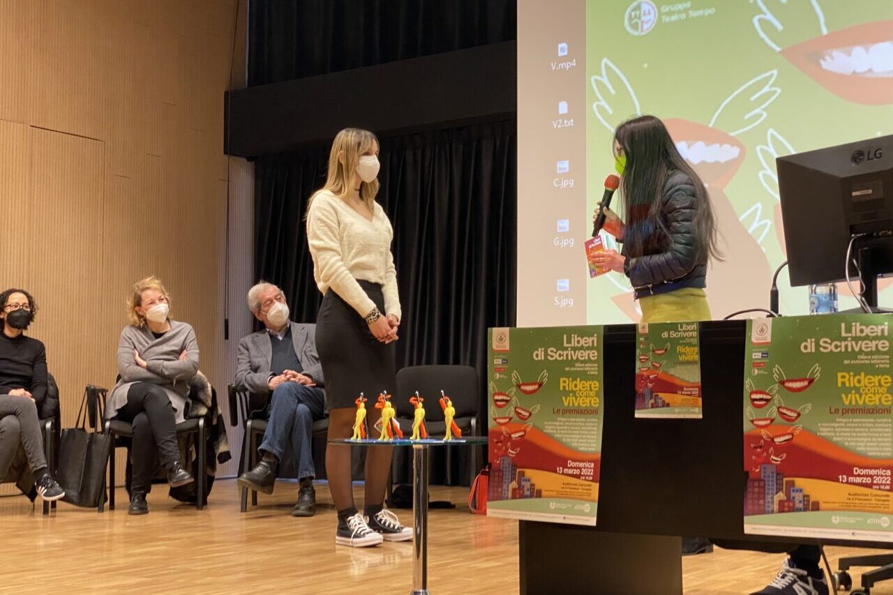 Elsa Badinu, terza classificata, con il racconto Le ali della farfalla, premiata dalla scrittrice Elisabetta Pucciarelli