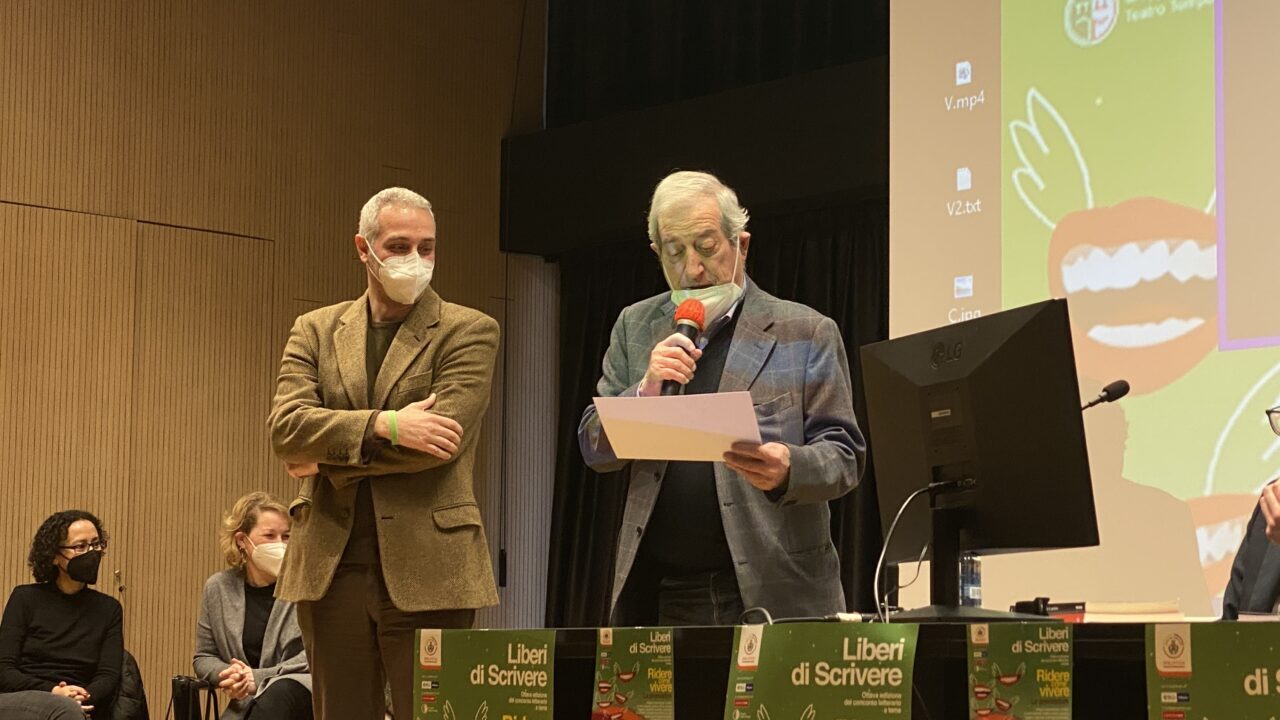 Fabrizio Mineo, ottavo classificato con il racconto Piacere estremo, premiato dallo scrittore Lello Gurrado