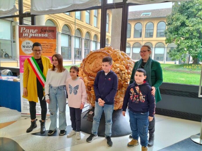 Il Sindaco di Gessate Lucia Mantegazza con rappresentanza bambini