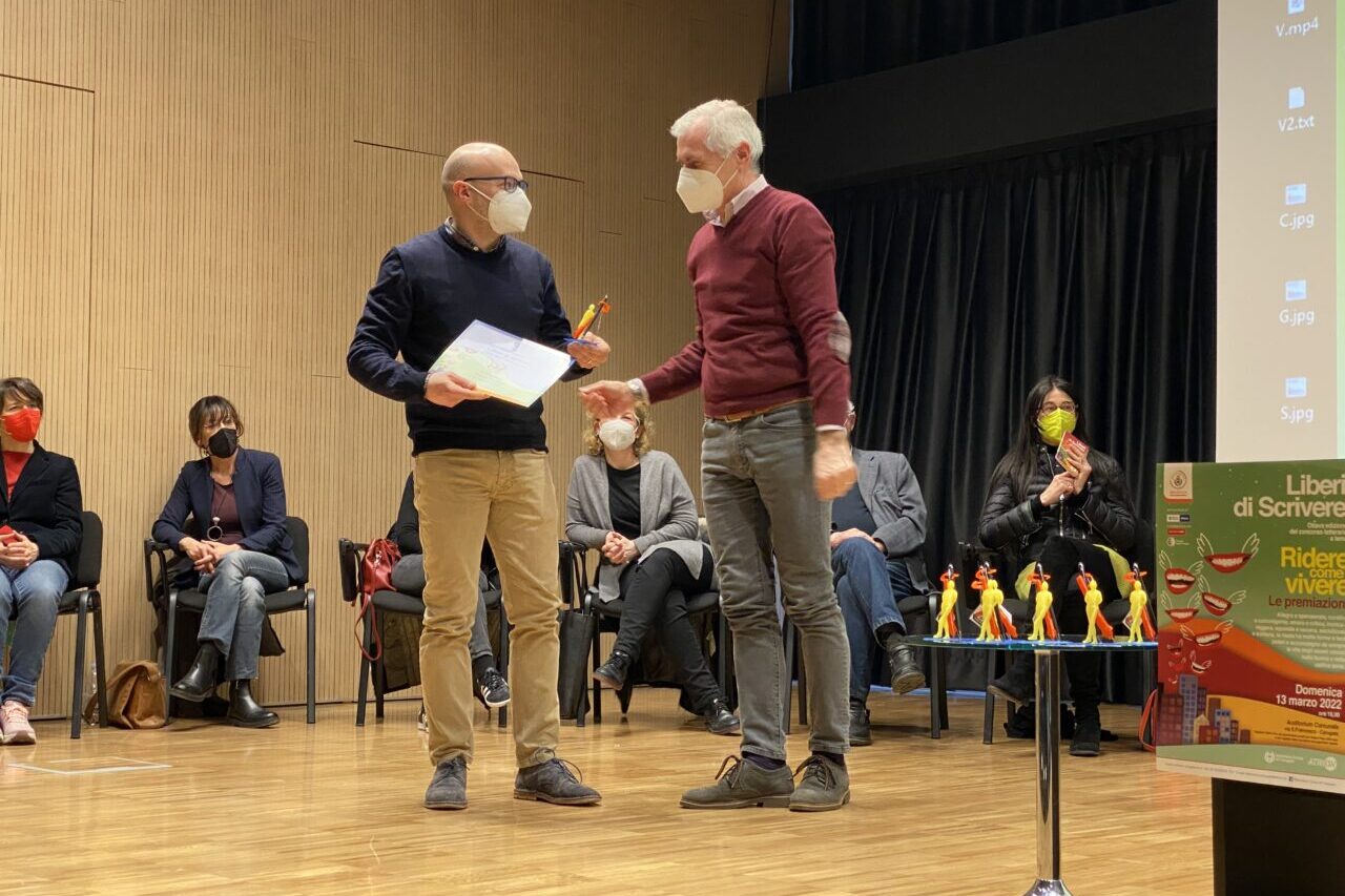 Massimo Ferrario, quinto classificato con il racconto Troppo paradiso, premiato da Giovanni Maggioni della BCC