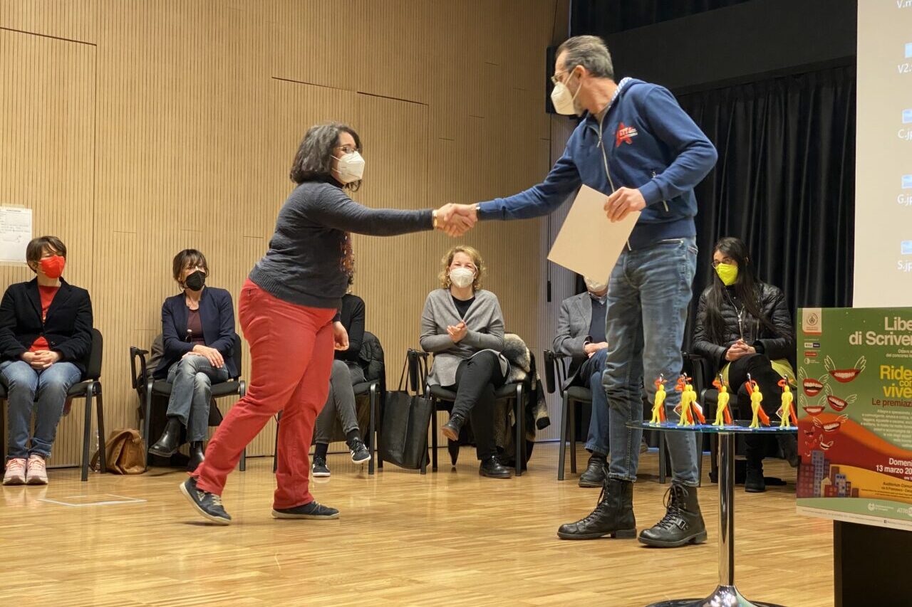 Stefania Di Maggio, quarta classificata con il racconto Kintsugi, premiata da Danilo Lamperti dell'Associazione Gruppo Teatro Tempo