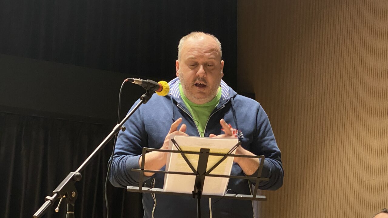 Un attore dell'Associazione Gruppo Teatro Tempo legge il racconto La trombetta Magica di Giuseppe Mazzantini, nono classificato