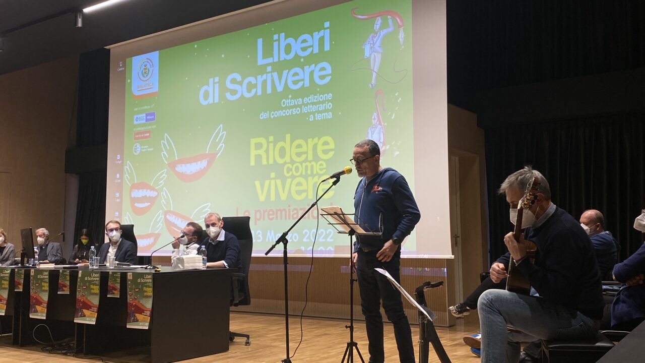 Un attore dell'Associazione Gruppo Teatro Tempo legge il racconto Miti impanati di Giovanni Gandini, sesto classificato