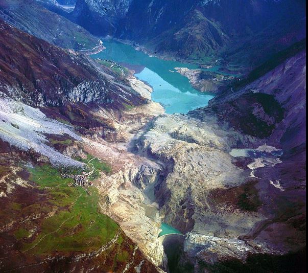 “Il racconto del Vajont, 60 anni dopo”. “Il racconto del Vajont, 60 anni dopo”.