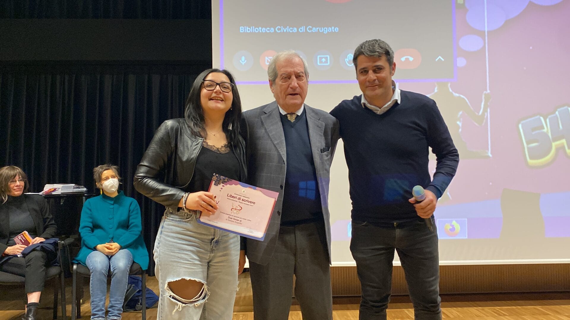 19 - Alessia Angelillo, vincitrice del Premio della Giuria Popolare, Lello Giurrado, Presidente di Giuria, e Stefano Augenti, Direttore di Fuoridalcomune.it liberi di scrivere 2023