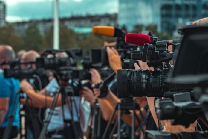 Group of Cameras at an Outdoor Event interpretare il presente