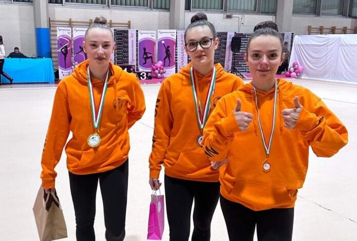 ASD SANT'AGATA NIPPON CLUB RITMICA DA SINISTRA VERONICA CENTRO GIULIA E DESTRA FEDERICA s.agata nippon club