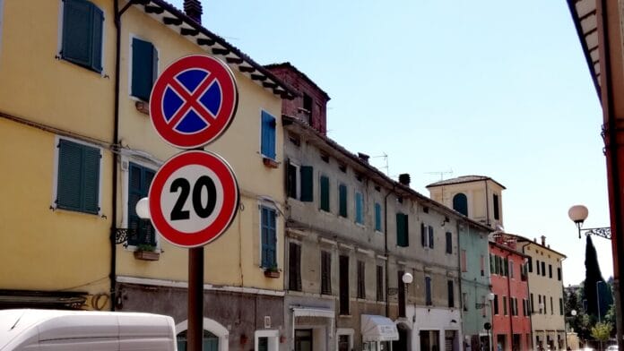 divieto 20 kmh carugate